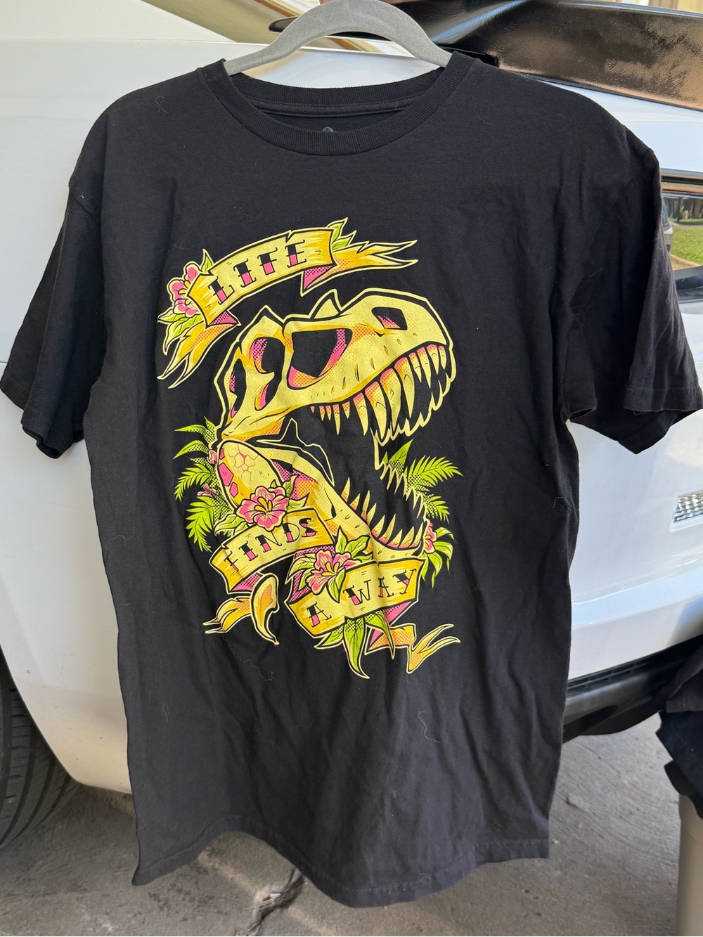 TeeFury Jurassic Park “Life Finds a Way" black t-shirt Size Medium